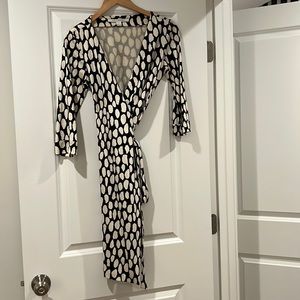 Diane von Furstenberg DVF size 6 jersey wrap dress